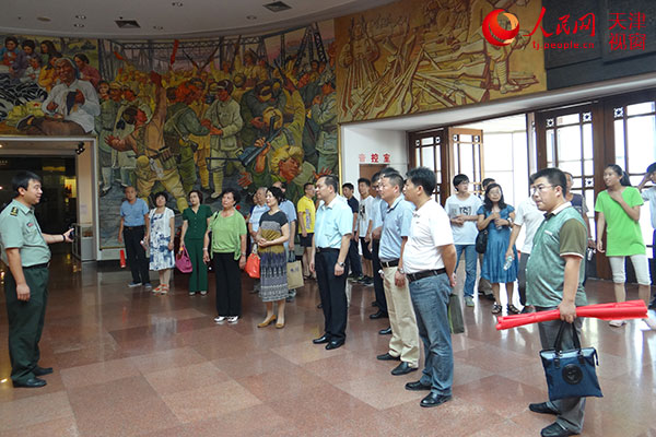 天津市市场营销协会与会人员参观平津战役纪念馆（耿昌怀摄）
